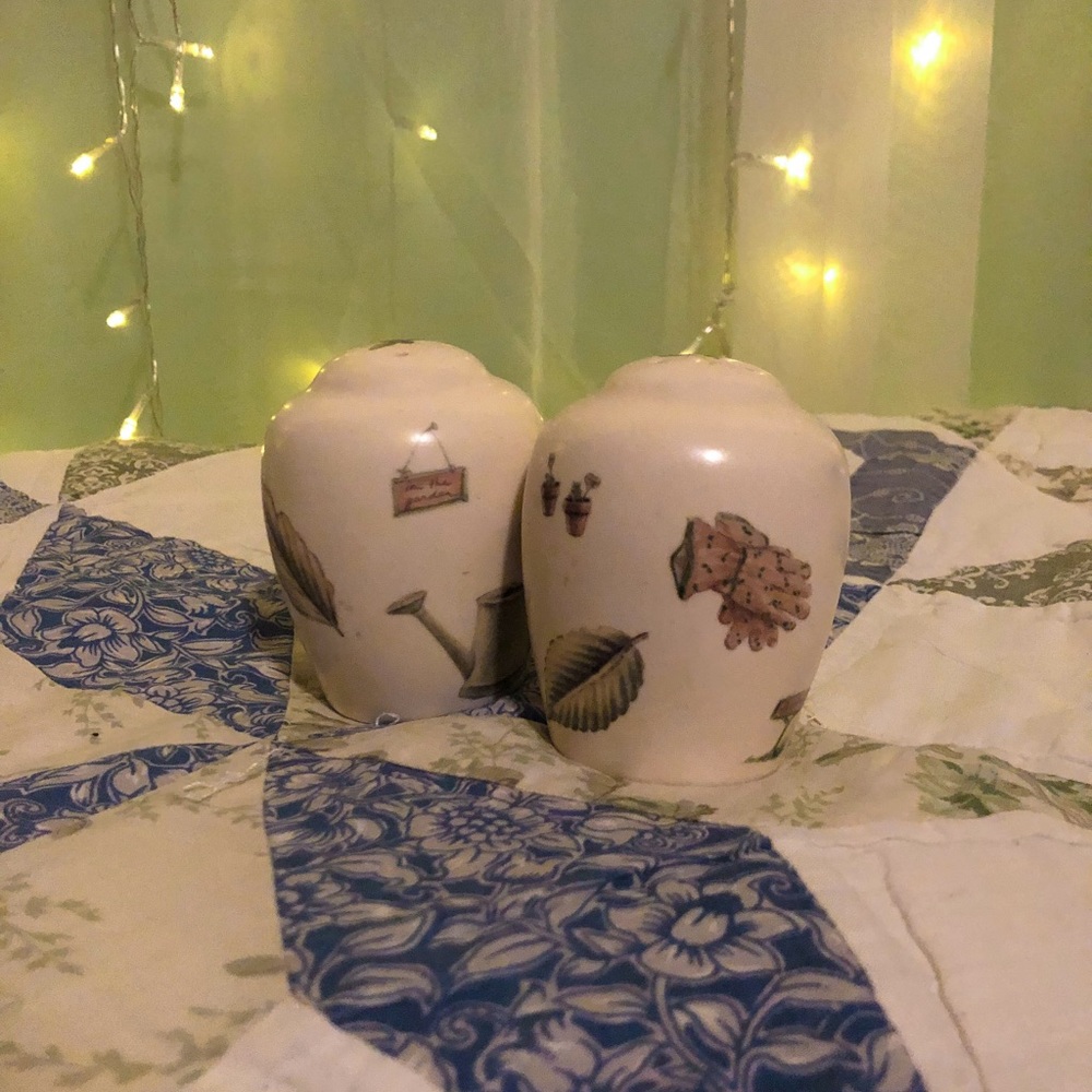 Pfaltzgraff Garden Themed Salt and Pepper Shakers